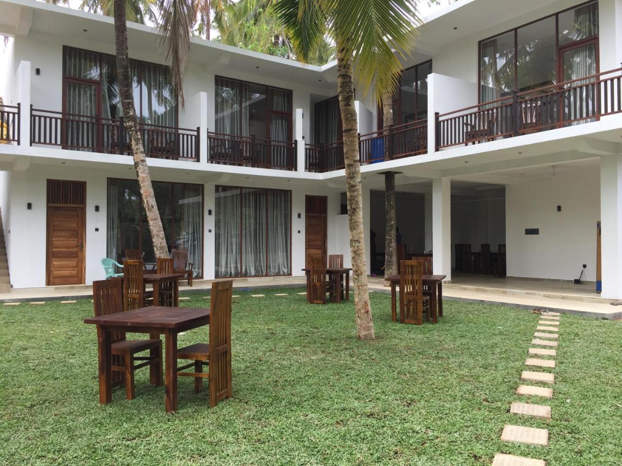 Bay Hiriketiya Hotel Dikwella Ngoại thất bức ảnh